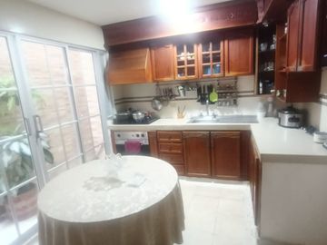 ARRIENDO CASA USO COMERCIAL CERCA AL PARQUE VENEZUELA