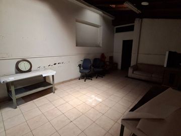 Propiedad Comercial – Industrial , 1500 m2 , tres galpones , oficinas zona industrial de Macul