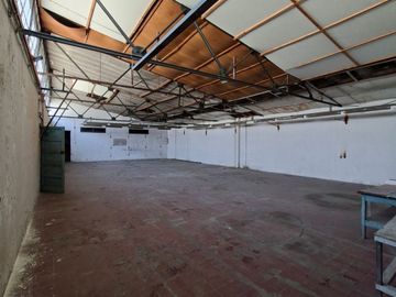 Propiedad Comercial – Industrial , 1500 m2 , tres galpones , oficinas zona industrial de Macul