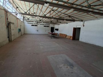 Propiedad Comercial – Industrial , 1500 m2 , tres galpones , oficinas zona industrial de Macul