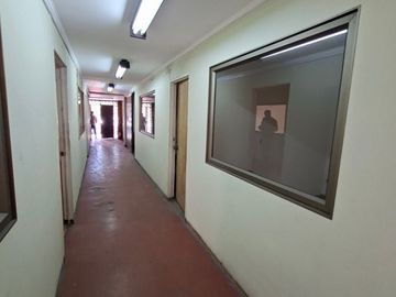 Propiedad Comercial – Industrial , 1500 m2 , tres galpones , oficinas zona industrial de Macul