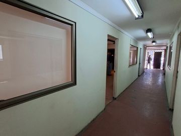 Propiedad Comercial – Industrial , 1500 m2 , tres galpones , oficinas zona industrial de Macul