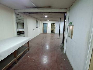 Propiedad Comercial – Industrial , 1500 m2 , tres galpones , oficinas zona industrial de Macul