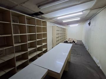 Propiedad Comercial – Industrial , 1500 m2 , tres galpones , oficinas zona industrial de Macul