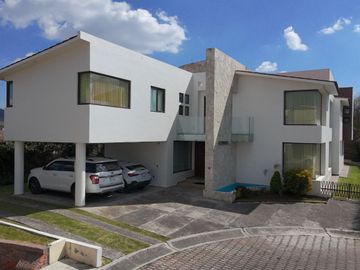 Exclusiva Residencia de Autor en Valle de Zamarrero - Diseño Moderno y Amplios Espacios