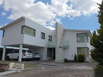 Exclusiva Residencia de Autor en Valle de Zamarrero - Diseño Moderno y Amplios Espacios