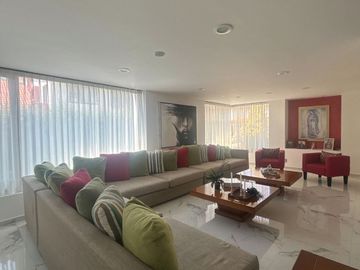 Exclusiva Residencia de Autor en Valle de Zamarrero - Diseño Moderno y Amplios Espacios