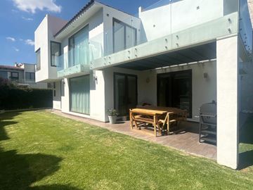 Exclusiva Residencia de Autor en Valle de Zamarrero - Diseño Moderno y Amplios Espacios