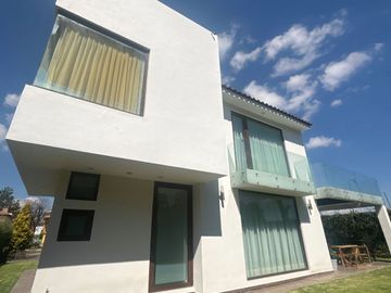 Exclusiva Residencia de Autor en Valle de Zamarrero - Diseño Moderno y Amplios Espacios