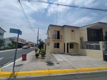 Casa en venta – Urbanización Metropolis 2, Av. Narcisa de Jesús