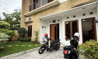RUMAH CANTIK 2 LANTAI FULL FURNISHED DALAM KOTA UMBULHARJO