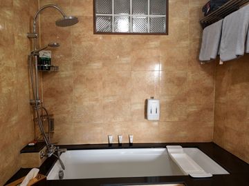 Hot Investment Opportunity – 5-Storey Townhouse with 5 Luxury Apartments | Pratumnak Hill, Pattaya