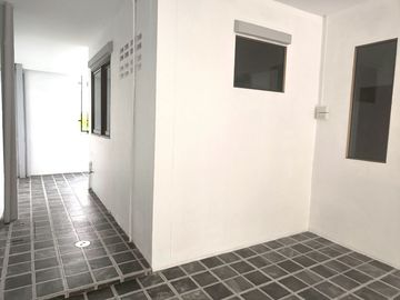 บ้านชั้นเดียว เขตหนองจอก เลียบวารี หมู่บ้านอมรพันธ์ รีโนเวทใหม่  เดินเข้าออกสะดวก  โทรนัดหมายชมบ้าน 081-440-----