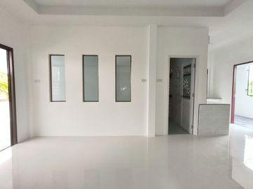 บ้านชั้นเดียว เขตหนองจอก เลียบวารี หมู่บ้านอมรพันธ์ รีโนเวทใหม่  เดินเข้าออกสะดวก  โทรนัดหมายชมบ้าน 081-440-----