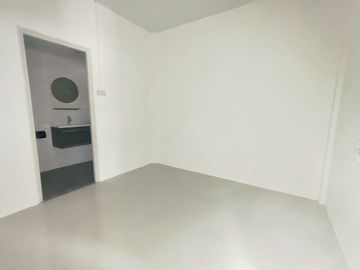 บ้านชั้นเดียว เขตหนองจอก เลียบวารี หมู่บ้านอมรพันธ์ รีโนเวทใหม่  เดินเข้าออกสะดวก  โทรนัดหมายชมบ้าน 081-440-----