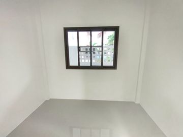 บ้านชั้นเดียว เขตหนองจอก เลียบวารี หมู่บ้านอมรพันธ์ รีโนเวทใหม่  เดินเข้าออกสะดวก  โทรนัดหมายชมบ้าน 081-440-----