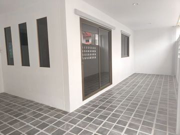 บ้านชั้นเดียว เขตหนองจอก เลียบวารี หมู่บ้านอมรพันธ์ รีโนเวทใหม่  เดินเข้าออกสะดวก  โทรนัดหมายชมบ้าน 081-440-----