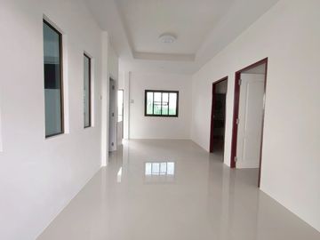 บ้านชั้นเดียว เขตหนองจอก เลียบวารี หมู่บ้านอมรพันธ์ รีโนเวทใหม่  เดินเข้าออกสะดวก  โทรนัดหมายชมบ้าน 081-440-----