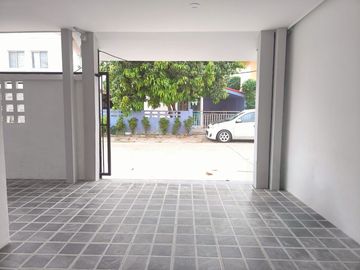 บ้านชั้นเดียว เขตหนองจอก เลียบวารี หมู่บ้านอมรพันธ์ รีโนเวทใหม่  เดินเข้าออกสะดวก  โทรนัดหมายชมบ้าน 081-440-----