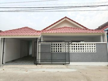 บ้านชั้นเดียว เขตหนองจอก เลียบวารี หมู่บ้านอมรพันธ์ รีโนเวทใหม่  เดินเข้าออกสะดวก  โทรนัดหมายชมบ้าน 081-440-----