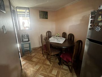 Casa con muy buena ubicación, en comuna La Granja