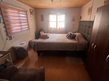 Casa con muy buena ubicación, en comuna La Granja