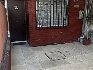 Casa con muy buena ubicación, en comuna La Granja