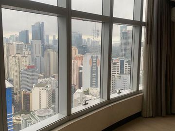 Stunning view of 2 bedrooms for rent & for sale at One Central Condominium Makati