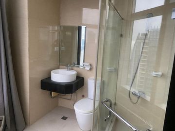 Stunning view of 2 bedrooms for rent & for sale at One Central Condominium Makati