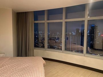 Stunning view of 2 bedrooms for rent & for sale at One Central Condominium Makati