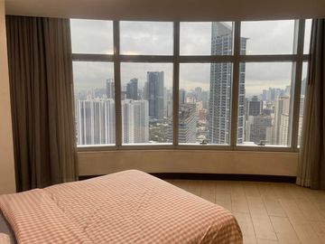 Stunning view of 2 bedrooms for rent & for sale at One Central Condominium Makati