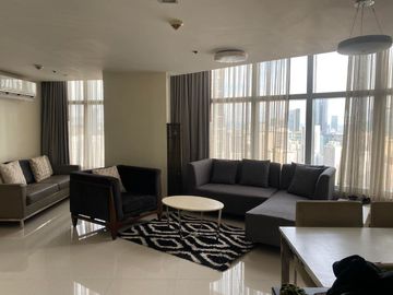 Stunning view of 2 bedrooms for rent & for sale at One Central Condominium Makati
