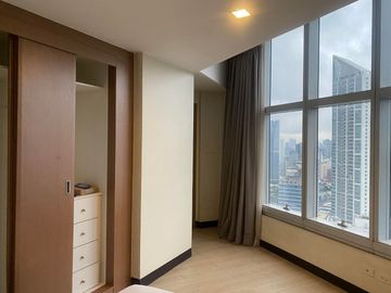 Stunning view of 2 bedrooms for rent & for sale at One Central Condominium Makati