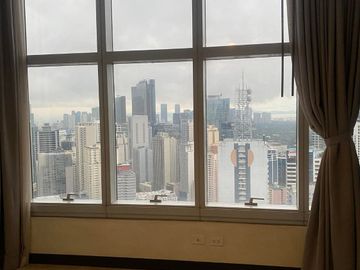 Stunning view of 2 bedrooms for rent & for sale at One Central Condominium Makati