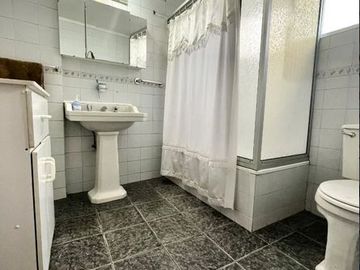 Se vende amplia casa, apta credito hipotecario 7 dormitorios, 10 estacionamientos