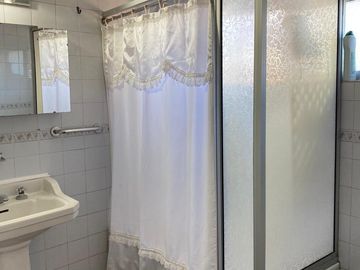 Se vende amplia casa, apta credito hipotecario 7 dormitorios, 10 estacionamientos