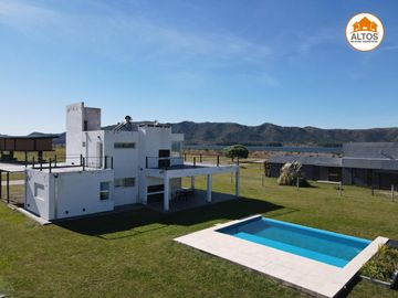 CASA TRES DORMITORIOS EN COUNTRY PUERTO DEL AGUILA-AMOBLADA-POTRERO DE GARAY-CORDOBA