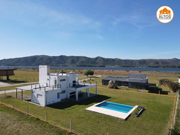 CASA TRES DORMITORIOS EN COUNTRY PUERTO DEL AGUILA-AMOBLADA-POTRERO DE GARAY-CORDOBA