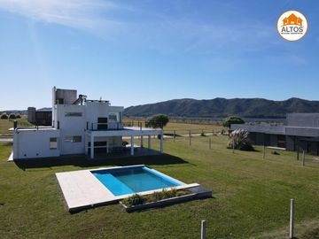 CASA TRES DORMITORIOS EN COUNTRY PUERTO DEL AGUILA-AMOBLADA-POTRERO DE GARAY-CORDOBA