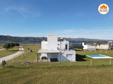CASA TRES DORMITORIOS EN COUNTRY PUERTO DEL AGUILA-AMOBLADA-POTRERO DE GARAY-CORDOBA