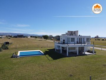 CASA TRES DORMITORIOS EN COUNTRY PUERTO DEL AGUILA-AMOBLADA-POTRERO DE GARAY-CORDOBA