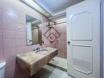 SC62 FOR SALE BIG Cut 4 Bedroom in Washington Tower near OKADA MANILA