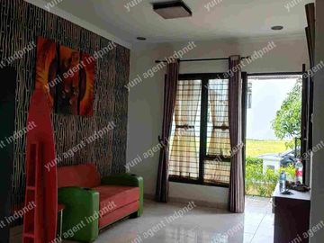 rumah minimalis rapi view taman di Legenda wisata