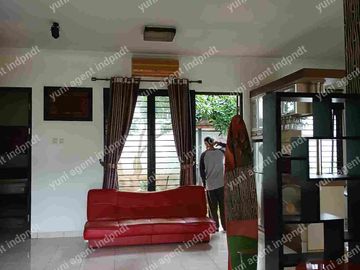 rumah minimalis rapi view taman di Legenda wisata