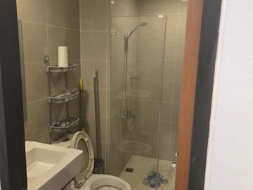 Clean Title RFO Furnished 2BR with Parking FOR SALE at One Uptown Residence BGC Taguig