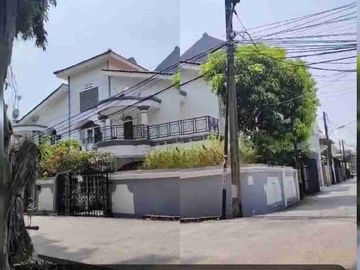 Di Jual atau Di sewakan Rumah Hook Dua Lantai di Taman Ratu Bebas Banjir