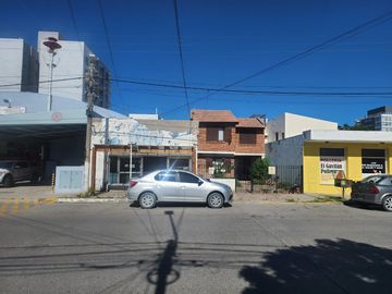 Vendo importante propiedad en Puerto Madryn Local comercial,casa de 4 dormitorios  y departamento