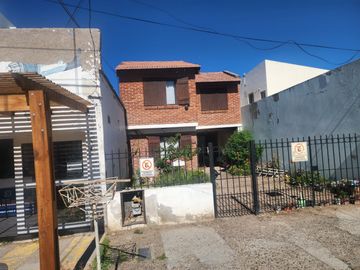 Vendo importante propiedad en Puerto Madryn Local comercial,casa de 4 dormitorios  y departamento