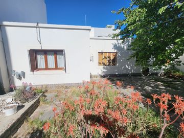 Vendo importante propiedad en Puerto Madryn Local comercial,casa de 4 dormitorios  y departamento