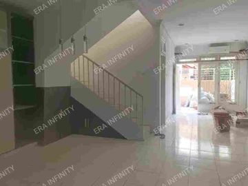 Rumah 2 lantai di perumahan Taman Aries lokasi strategis
